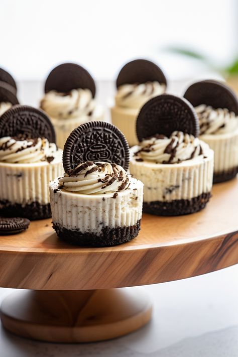 Oreo Bottom Cheesecake Cupcakes, Cookies And Cream Cheesecake Cupcakes, Baked Mini Cheesecake Recipes, Cute Wedding Dessert Ideas, Deserts Recipes For Dinner Party, Desserts Made With Oreos, Best Individual Desserts, Homemade Oreo Cheesecake, Dessert Sale Ideas