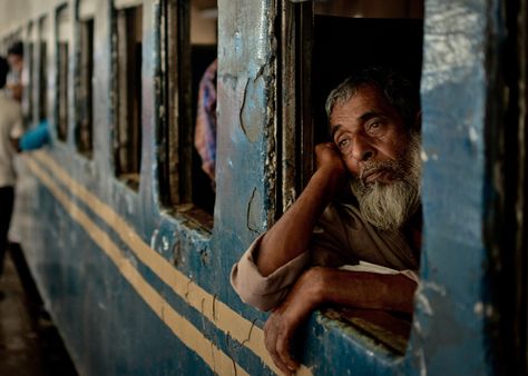 Street Photography People, Steve Mccurry, Dhaka Bangladesh, Photographs Ideas, Rule Of Thirds, Cinematic Photography, Life Is A Journey, Documentary Photography, Street Photo