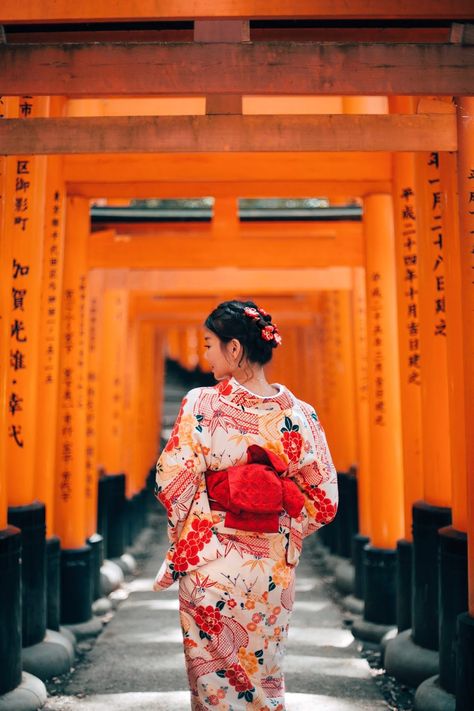 Kimono In Japan, Kimono Photoshoot Japan, Japan Kimono Aesthetic, Kimono Photoshoot Ideas, Japan Photoshoot Ideas, Japan Photography People, Yukata Photoshoot, Japan Picture Ideas, Kyoto Photoshoot