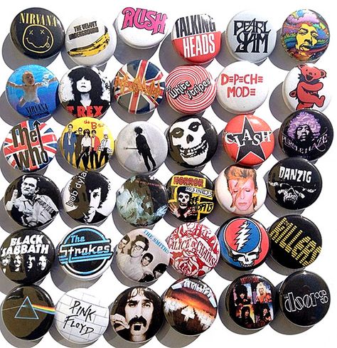 Band Merch Ideas, Retro Buttons, Punk Pins, Punk Patches, Backpack Outfit, 80s Jacket, Grunge Music, Bag Pins, Diy Pins