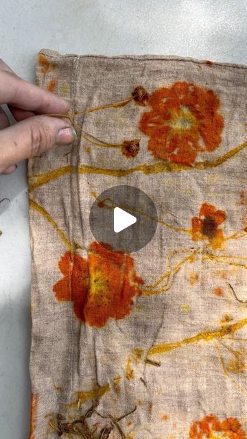 How To Eco Print On Fabric, Eco Print Fabric, Dye Linen Fabric, Painting On Linen Fabric, Printing On Fabric Ideas, Rust Color Combinations, Fabric Dyeing Techniques Tutorials, Eco Printing Fabric, Flower Pounding On Fabric