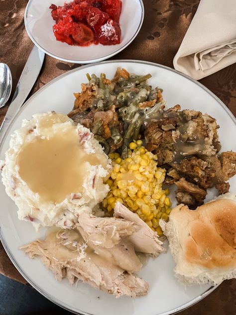 Thanksgiving Dinner Pictures, American Thanksgiving Food, Thanksgiving Aesthetic Food, Thanksgiving Aesthetic Black Family, Thanksgiving Plates Food, Thanksgiving Dinner Aesthetic Family, Simple Thanksgiving Dinner, Thanksgiving Day Aesthetic Food, Thanksgiving Dinner Aesthetic