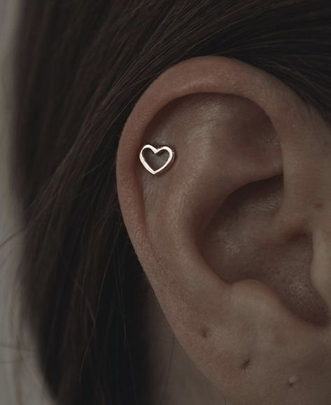 Ear Pirsing Ideas Women, Helix Earrings Ideas, Ear Piercing Helix Ideas, Helix Earrings Aesthetic, Helix Piercing Ideas, Ušný Piercing, Minimalist Ear Piercings, Creative Earrings, Ear Piercings Helix