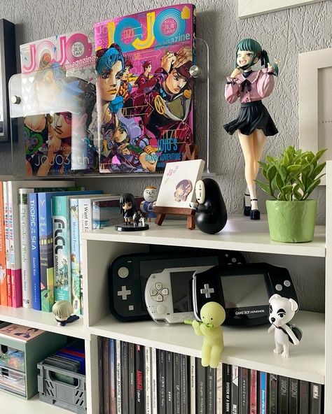 Gaming Shelf Ideas, Video Game Organization Ideas, Game Display Ideas, Shelf Decoration Ideas, Bedroom Shelves Ideas, How To Organize Your Room, Geek Room Ideas, Manga Room Decor, Cosplay Room