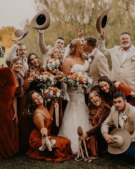 Terracotta Western Wedding Groomsmen, Fall Wedding Colors October Bridal Party, Maroon Groomsmen Attire Rustic, Groomsmen Attire Western Wedding, Western Fall Wedding Groomsmen, Rustic Country Groomsmen Attire, Rust Country Wedding, Boho Wedding Attire For Men, Fall Western Wedding Reception