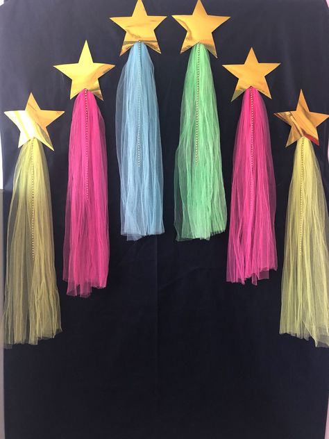 Diy Star Decor, Talent Show Decorations Stage Ideas, Festival Decorations Outdoor, Deco Disney, School Board Decoration, Graduation Crafts, Simple Birthday Decorations, Preschool Arts And Crafts, Preschool Art Activities