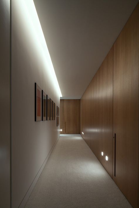 residência sp Vstupná Hala, Blitz Design, Hotel Corridor, Corridor Design, Hall Lighting, Corridor Lighting, Hal Decor, Cove Lighting, Indirect Lighting