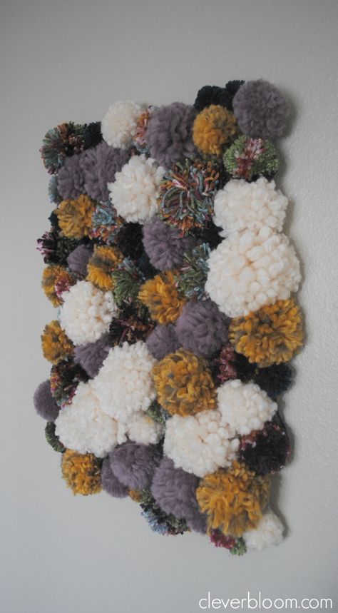 70s Crafts, Pom Pom Wall Hanging, Pom Pom Wall, Hanging Plants Diy, Tassel Wall Hang, Pom Pom Wreath, Diy Pom Pom, Rug Wall Hanging, Latch Hook Rugs