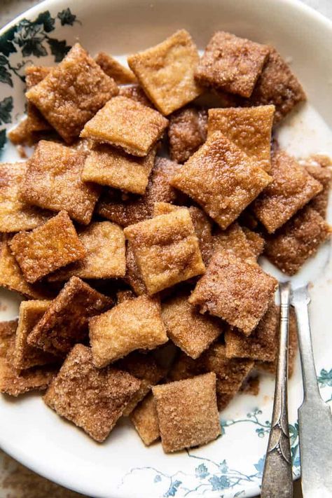 overhead close up photo of Homemade Cinnamon Toast Crunch in bowl with milk Keto Cinnamon Toast, Cereal Recipes Homemade, Crunchy Snacks, Homemade Cereal, Resepi Biskut, Keto Cinnamon, Crunch Recipe, Cinnamon Crunch, Crunch Cereal