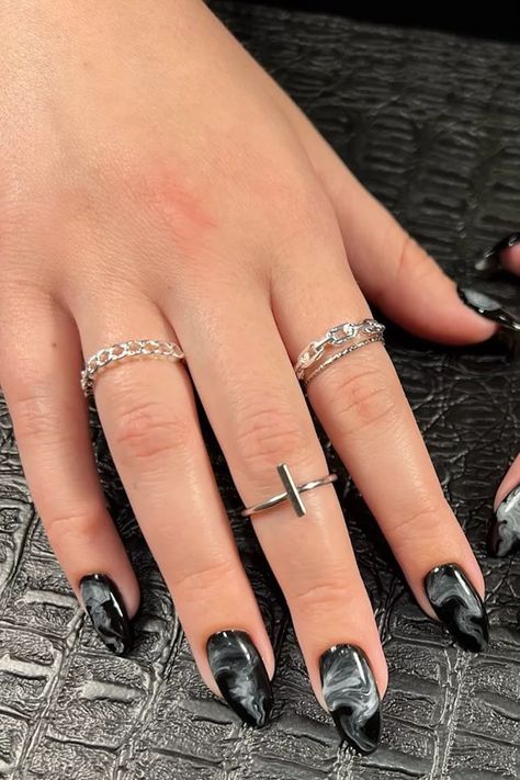 Black And Gray Nails, Dark Grey Nails, Dark Nail Designs, Nail Art Designs For Beginners, Grey Nail Art, Black White Nails, Bentuk Alis, Grey Nail Designs, 11th Grade