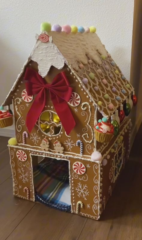 Ginger Bread Cardboard House Ideas, Diy Christmas Cat House, Cardboard Box Cat House Diy, Christmas Cat House, Animal Reels, Cat Den, Cat Boxes, Gingerbread Cat, Gingerbread House Craft