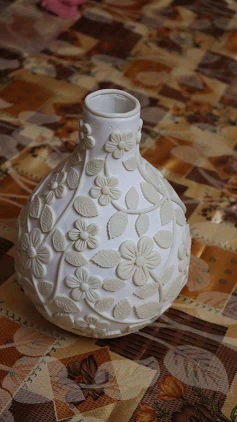 Clay Art On Flower Vase, Lippan Art Flower Vase, Ceramic Pot Decoration, Clay Vase Decorating Ideas, Lippan Art On Clay Pot, Lippan Art On Flower Vase, Lippan Art Flower Pot, Mouldit Art Ideas On Pot, Glass And Clay Art