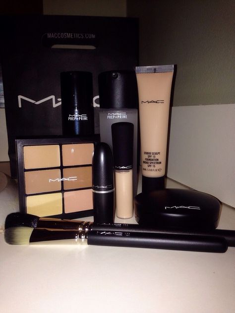 Mac Make Up, Maquillage Kylie Jenner, Alat Makeup, Bronzing Powder, It Cosmetics, Makeup Obsession, Mac Makeup, Makeup Goals, Love Makeup