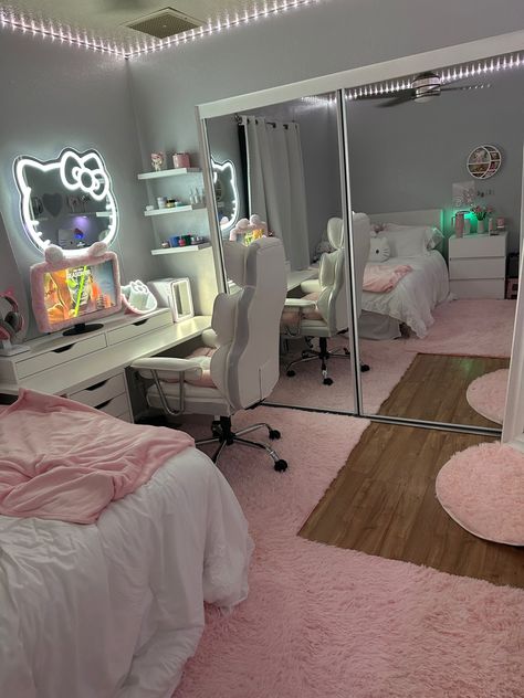 Cute Small Spaces Room Ideas, Bedrppm Ideas, Small Bedroom Ideas With Vanity, Glass Nightstand Bedrooms, Mexican Room Decor Ideas, Vanity And Pc Setup, Carpeted Bedroom Aesthetic, Room Inspo With Vanity, Room Ideas With Mirror