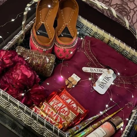 Alhumdulillah delivered customize basket for eid dm for orders and detail ✨️ Aesthetic Gift Packaging Ideas, Eidi Basket For Her, Baat Pakki Gifts, Eid Baskets Gift Ideas, Baat Pakki Decorations, Eid Hampers Ideas, Baat Pakki Ideas, Eid Basket, Earing Organizer