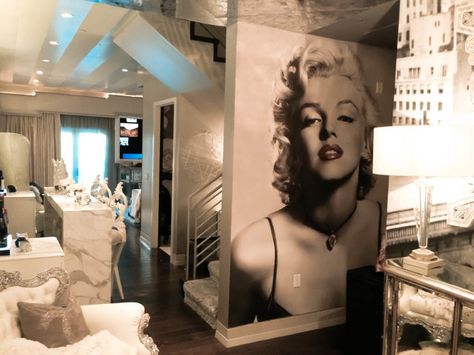 Mural Marilyn Monroe Marilyn Monroe Bathroom, Marilyn Monroe Room, Los Angeles Interior Design, Hair Clinic, Hollywood Style, Salon Ideas, Modern Mansion, New York Apartment, Glam Decor