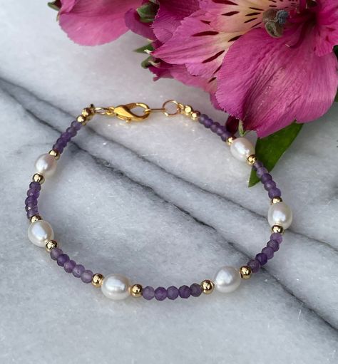 Purple Pearl Bracelet, Purple And White Bracelet, Purple Bracelets Beads, Beaded Jewelry Inspiration, Gemstone Bracelets Ideas, Handmade Jewelry Ideas Necklace, Pearl Bracelet Ideas, Cute Beaded Bracelets, Purple Beaded Jewelry