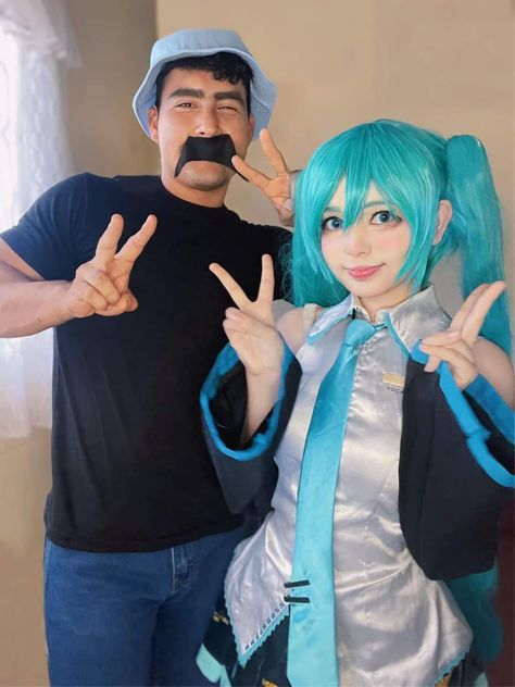 Hatsune Miku Halloween, Emo Halloween Costumes, Miku Halloween, Halloween Costumes Anime, Miku Hatsune Cosplay, Cosplay Miku, Hatsune Miku Cosplay, Halloween Parejas, Miku Cosplay