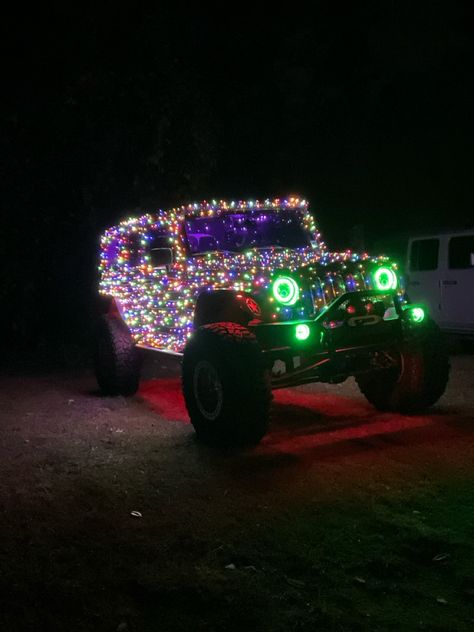 Jeep decorated with Christmas lights Xmas Car Decorations, Christmas Lights On Truck, Jeep Christmas Lights, Christmas Lights On Car, Christmas Jeep Wrangler, Jeep With Led Lights, Jeep Wrangler Christmas Decorations, Christmas Jeep Decorations, Decorate Jeep For Christmas