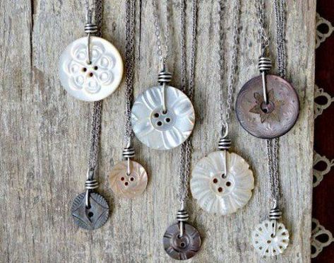 Diy Jewelry Pendants, Diy Jewelry Making Tutorials, Diy Jewelry To Sell, Jewerly Designs, Jewerly Making, Antique Buttons, Button Jewelry, Button Crafts, Jewelry Making Tutorials