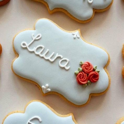 Name Cookies Decorated, Royal Icing Cookies Recipe, Cookie Decorating Icing, Cookie Cake Designs, Flower Sugar Cookies, Wedding Cake Cookies, Sugar Cookie Royal Icing, Sugar Cookie Icing, Plaque Cookies