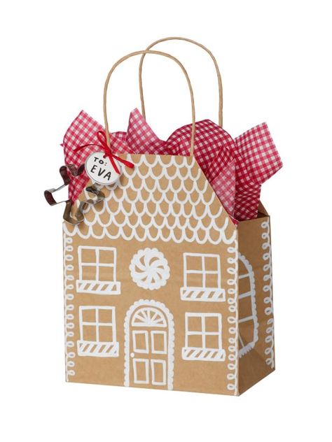 Hack your bags! HGTV Magazine is showing you how to step up your gift-giving game in just a few simple steps. Simple Holiday Gifts, Gingerbread Gifts, Hgtv Magazine, Gift Bags Diy, Holiday Gift Bag, Creative Gift Wrapping, Simple Holidays, Marianne Design, Wrapping Ideas