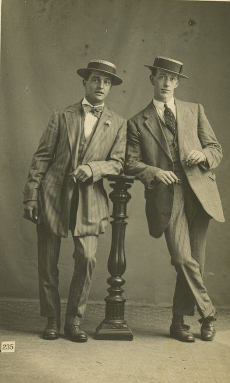 It's Nice That : Photographing the fashionistas of the early 1900s – Tom Phillips' new book is fantastic Fashion 1910, 1910s Fashion, 20th Century Fashion, Vintage Mens Fashion, Edwardian Era, Edwardian Fashion, Look Vintage, Cthulhu, Vintage Pictures