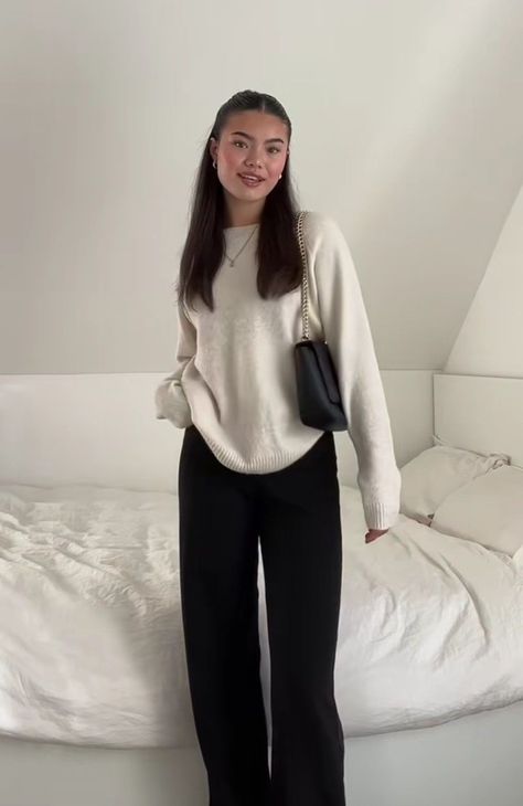 Flared Legging Outfit, Cozy Lounge Outfits, Cozy Sweaters Outfits, Soft Feminine Outfits, Sixth Form Outfits, Lounge Outfits, Leggings Outfits, Fall Outfits For School, Uni Outfits