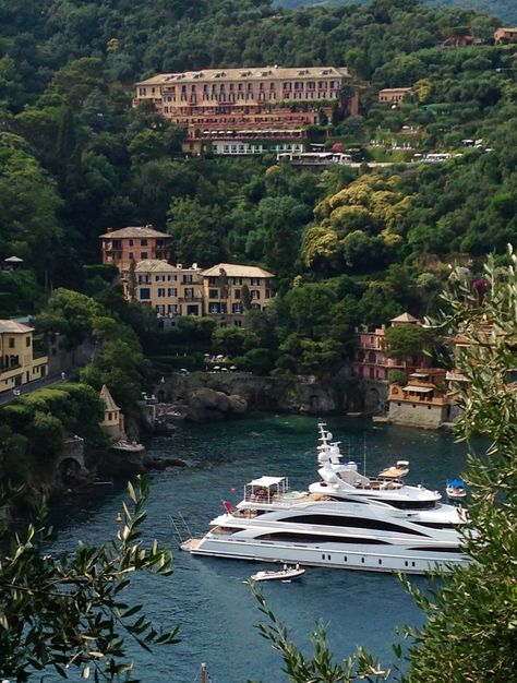 Luxury Yacht Aesthetic, Luxury Vacation Aesthetic, Large Yacht, Yacht Aesthetic, Board Inspiration, Rich Life, Old Money Aesthetic, European Summer, Luxury Yachts