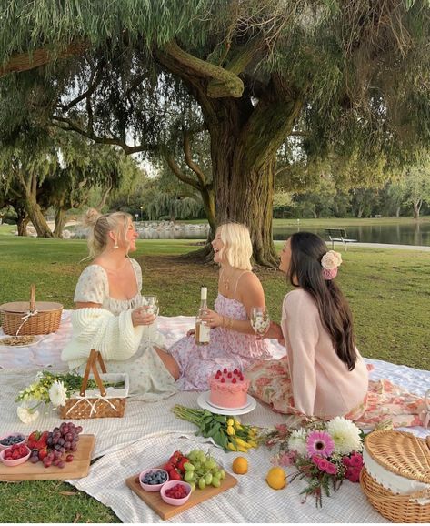 Soft Life Era, A Soft Life, Picnic Photo Shoot, Picnic Birthday Party, Picnic Inspiration, Cute Birthday Ideas, Vision Board Photos, Garden Picnic, Picnic Birthday