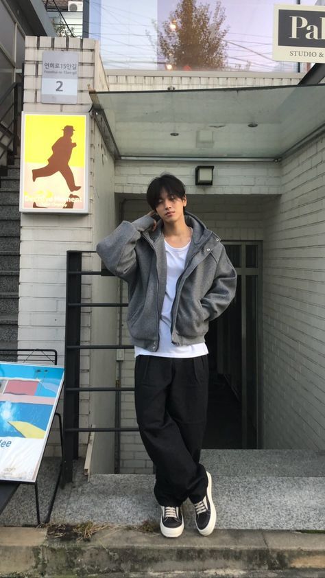 Ulzzang Guy Outfit, Male University Outfit, South Korea Fashion Men, Cool Outfits For Men Classy, Different Styles Men, Japan Male Fashion, Asian Male Fashion Street Style, Picture Ideas Instagram Men, Outfit Inspired Men