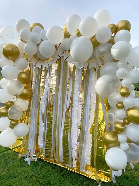 How To Make A Balloon Arch For Graduation Party or Other Special Event! Balloon Photo Backdrop, Graduation Balloon Arch, Party Balloon Arch, Balloon Decoration Ideas, Balloon Dance, Balloon Photo, Pancakes And Pajamas, Graduation Balloons, One Balloon