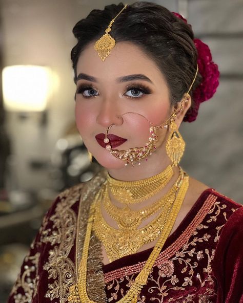 Instagram post by Simran Parveen | Makeup Artist • Apr 9, 2022 at 2:18pm UTC Gold Jewellery Bride Look, Muslim Makeup Looks, Gold Jewels Design Bridal, Barat Ideas, Muslim Brides Indian, Pakistani Bridal Look, Nath Design, Nath Bridal, Wedding December