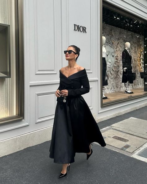 Füsun Lindner | 30 Avenue Montaigne, the heart of Dior… with a little sprinkle of classic Hollywood glam! ✨ @dior | Instagram Classy Black Dresses, Elegant Dresses Classy Chic, Hollywood Glam Dress, Dior Street Style, Black And White Cocktail Dresses, Black Dress Elegant, Dior Dresses, Midi Dress Outfit, Corporate Dress