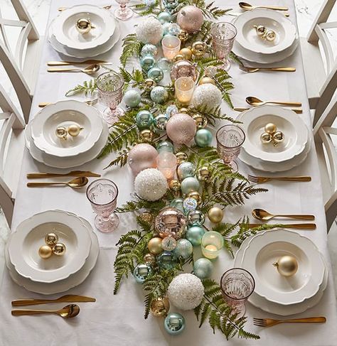 50 DIY original decor ideas with Christmas balls Xmas Table Decorations, Xmas Table, Christmas Dining Table, Christmas Dinner Table, Christmas Table Centerpieces, Pink Christmas Decorations, Christmas Tablescapes, Festive Tables, Christmas Table Settings