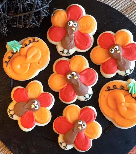 October Cookie Ideas, Decorated Turkey Cookies Royal Icing, Buttercream Turkey Cookies, Decorating Thanksgiving Cookies, Cookie Decorating Thanksgiving, Thanksgiving Turkey Cookies Decorated, Turkey Cut Out Cookies, Thanks Giving Cookie Decorating, Buttercream Thanksgiving Cookies