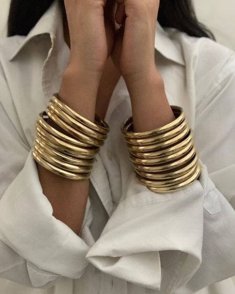 Indian Jewelry Western Outfit, Bangles Aesthetic, Chunky Bangles, Zip Lock Bag, Modern Gold Jewelry, Casual Jewelry, Bangles Jewelry Designs, Indian Aesthetic, Bridal Gold Jewellery Designs