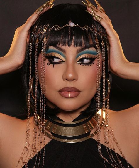 Cleo Patra Aesthetic, Cleopatra Makeup Ideas, Egyptian Makeup Goddesses, Cleopatra Makeup Tutorial, Egyptian Cosplay, Egyptian Wig, Egyptian Eyeliner, Cleopatra Headdress, Egypt Makeup