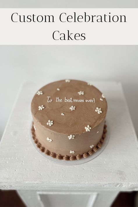 Birthday Cake Date Design, Minimal Anniversary Cake, Simple Elegant Chocolate Cake Designs, Cakes With Messages, Individual Birthday Cakes Ideas, Chocolate Cake Simple Decoration, Message On Cake Ideas, Beige Cake Design, Mini Cake Decorating Ideas Simple