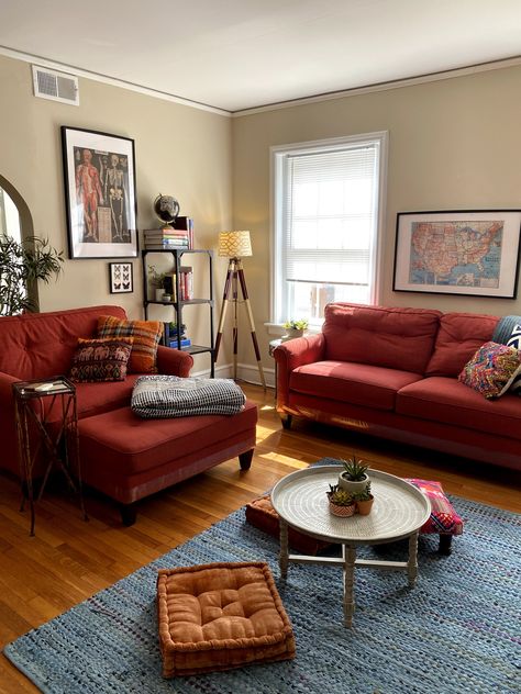 Red Accents In Living Room, Boho Living Room Red Couch, Decor With Red Couch, Living Room Red Decor, Dark Red Couch Living Room Ideas, Red Couch Living Room Ideas Boho Style, Living Room Inspiration Red Couch, Interior Design Red Accents, Living Room Decor Red Couch