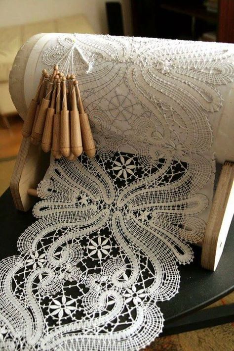 Bobbin Lace Tutorial, Lace Inspiration, Bobbin Lacemaking, Lace Pillow, Bobbin Lace Patterns, Lace Crafts, Blog Art, Thread Art, Linens And Lace