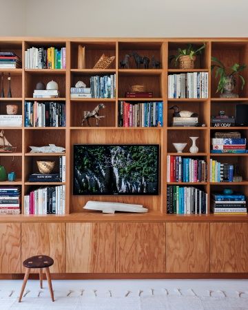 midcentury modern LA / Jed Lind & Jessica de Ruiter's home in Martha Stewart Living Home Library Design Ideas, Bookshelves With Tv, Lower Cabinets, Plywood Walls, Muebles Living, Home Library Design, Modern Bookcase, Wall Bookshelves, Built In Bookcase