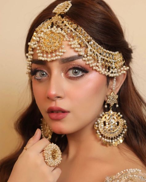 Alizooo (@alizehshahofficial) • Instagram photos and videos Matha Patti Hairstyles, Jewelry For Hair, Mehendi Dresses, Pak Actress, Tika Jewelry, Bridal Hairstyle Indian Wedding, Bridal Jewelry Sets Brides, Wedding Jewelry Sets Bridal Jewellery, Red Bridal Dress