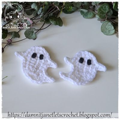 Easy Crochet Ghost Free Pattern for Halloween ⋆ The Nomad Knot Ghost Earrings Crochet, Crochet Ghost Earrings Free Pattern, Mini Crochet Applique Free Pattern, Crochet Ghost Applique Free Pattern, Halloween Crochet Easy, Free Crochet Pattern Halloween, Easy Halloween Crochet Patterns Free, Crochet Ghost Applique, Crochet Ghost Pattern Free