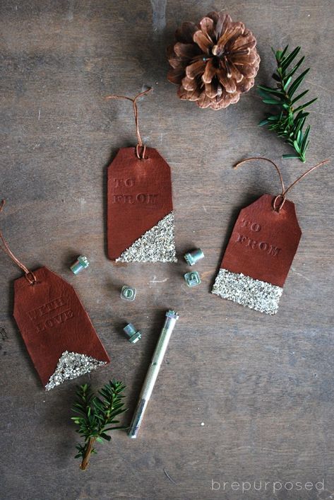 Leather and glitter gift tags. Diy Leather Stamp, Diy Leather Goods, Diy En Cuir, Leather Tags, Stamped Leather, Creative Christmas Gifts, Gift Tags Diy, Leather Stamps, Christmas Projects Diy