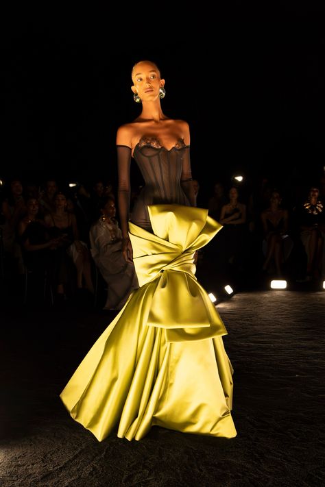 Schiaparelli Fall 2024 Couture https://www.vogue.com/fashion-shows/fall-2024-couture/schiaparelli/slideshow/collection#26 Ellie Saab, Runway Fashion Couture, Collection Couture, Elsa Schiaparelli, Couture Looks, Couture Week, Couture Runway, Glam Dresses, Fall 2024