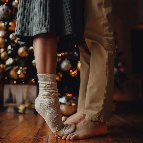 Interesting Couple Poses, Christmas Tree Decorating Photoshoot, Christmas Couple Pictures Outfits, Winter Indoor Photoshoot, Family Christmas Poses Indoor, Christmas Indoor Photoshoot, Indoor Christmas Photoshoot, Christmas Photography Couples, Christmas Shooting