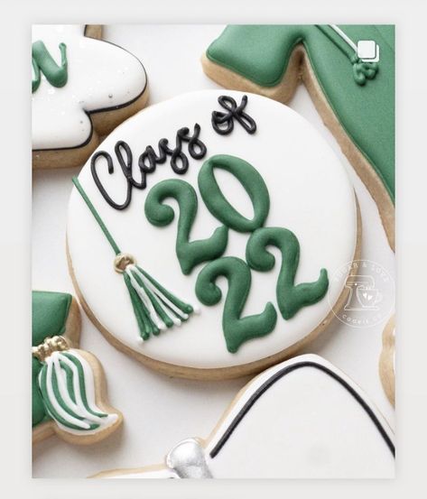 High School Cookies Decorated, 2024 Graduation Cookies Decorated, Graduation Hat Cookies Decorated, Graduation Cookies 2020, 2024 Grad Cookies, Class Reunion Cookies Decorated, Grad Cookies Ideas, Simple Graduation Cookies, Graduation Sugar Cookies Decorated