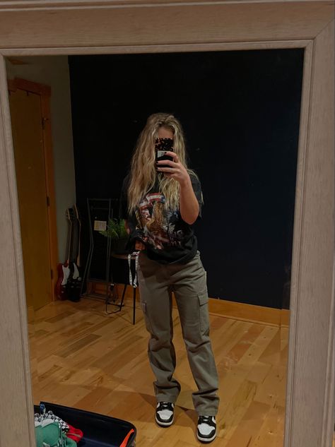 Cargo pants graphic tee Nike dunks Cargo Pants Outfit Summer, Cargo Joggers Outfits, Cargo Pant Outfits, Cargo Outfits Women, Women Cargo Pants Outfit, Clothes Cargo Pants, Cargo Pants Women Outfit, Green Cargo Pants Outfit, Summer Autumn Outfit