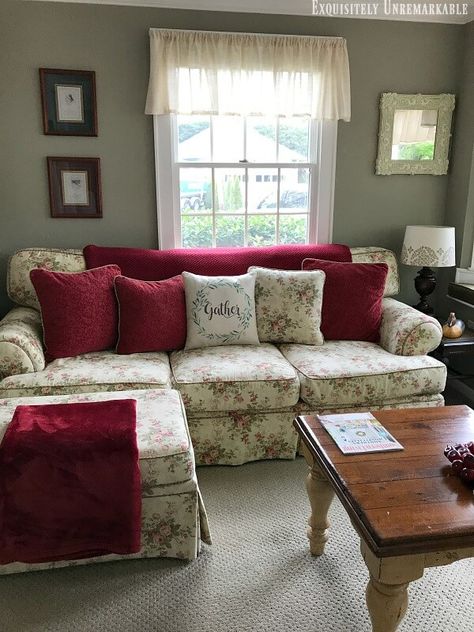 Old Floral Couch, Floral Couch Living Room Modern, Floral Sofa Living Room Decorating Ideas, Floral Couch Living Room Vintage, Floral Couch Living Room, Floral Sofa Living Room, Cottage Couch, Floral Sofas, Cottage Couches